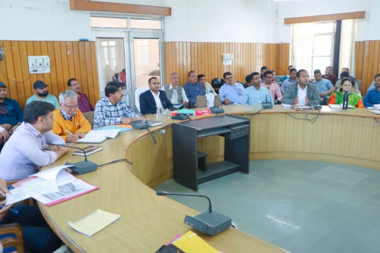 जिलाधिकारी मयूर दीक्षित की अध्यक्षता श्री केदारनाथ धाम यात्रा को सुव्यवस्थित एवं सफलता पूर्वक संचालित करने के लिए सेक्टर एवं सहायक सेक्टर आॅफिसरों को जिला कार्यालय सभागार में उचित प्रशिक्षण उपलब्ध कराया गया |