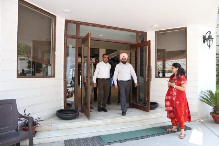 मुख्य सचिव डॉ. एसएस संधू ने श्री केदारनाथ धाम यात्रा मार्ग एवं धाम में की जा रही व्यवस्थाओं एवं तैयारियों तथा केदारनाथ धाम में किए जा रहे पुनर्निर्माण कार्यों का जिलाधिकारी मयूर दीक्षित के साथ हवाई सर्वेक्षण कर किए जा रहे कार्यों का जायजा लिया।