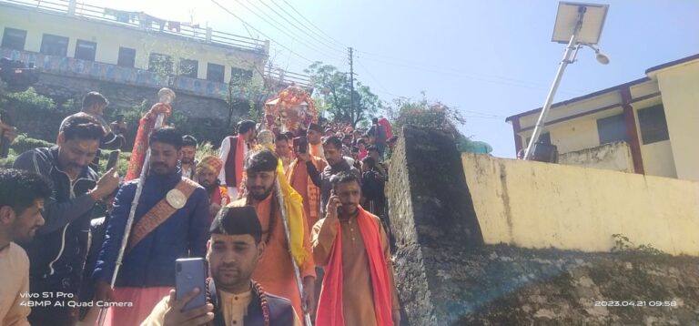 ग्यारहवें ज्योतिर्लिंग बाबा केदारनाथ की उत्सव डोली गद्दी स्थल ऊखीमठ से केदारनाथ धाम के लिए रवाना हो गई है।