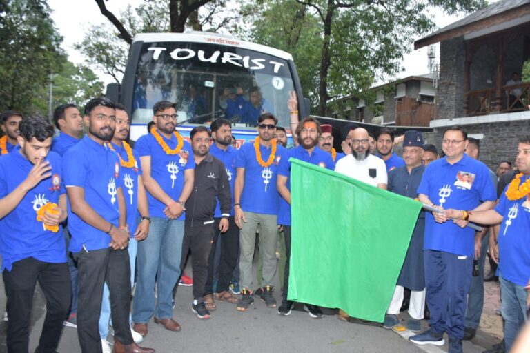 मुख्यमंत्री श्री पुष्कर सिंह धामी ने गुरुवार को श्री केदारनाथ धाम के सेवादार सदस्यों के दल के वाहनों का फ्लैग ऑफ किया।