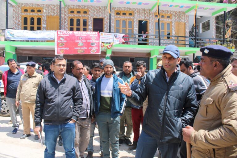 जिलाधिकारी अभिषेक रुहेला ने यमुनोत्री धाम के कपाट खुलने के बाद रविवार को यमुनोत्री धाम में यात्रा व्यवस्थाओं का स्थलीय निरीक्षण करते हुए ड्यूटी पर तैनात कार्मिकों को निर्देशित किया।