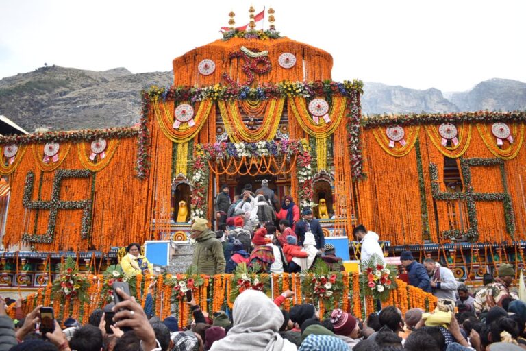 बदरीनाथ धाम के खुले कपाट, पावन अवसर के साक्षी बने हजारों श्रद्धालु , प्रधानमंत्री श्री नरेन्द्र मोदी के नाम से हुई पहली पूजा।