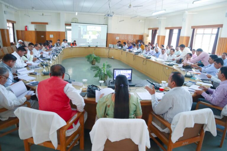 पशुपालन एवं जनपद प्रभारी मंत्री सौरभ बहुगुणा की अध्यक्षता में वीसी के माध्यम से जिला योजना समिति की बैठक आयोजित की गई  |