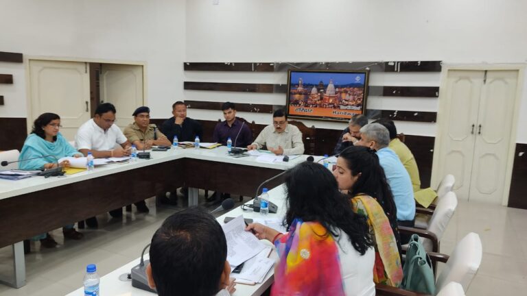 जिलाधिकारी श्री विनय शंकर पाण्डेय की अध्यक्षता में शनिवार को कलक्ट्रेट सभागार में जिला गंगा संरक्षण समिति की बैठक आयोजित हुई।