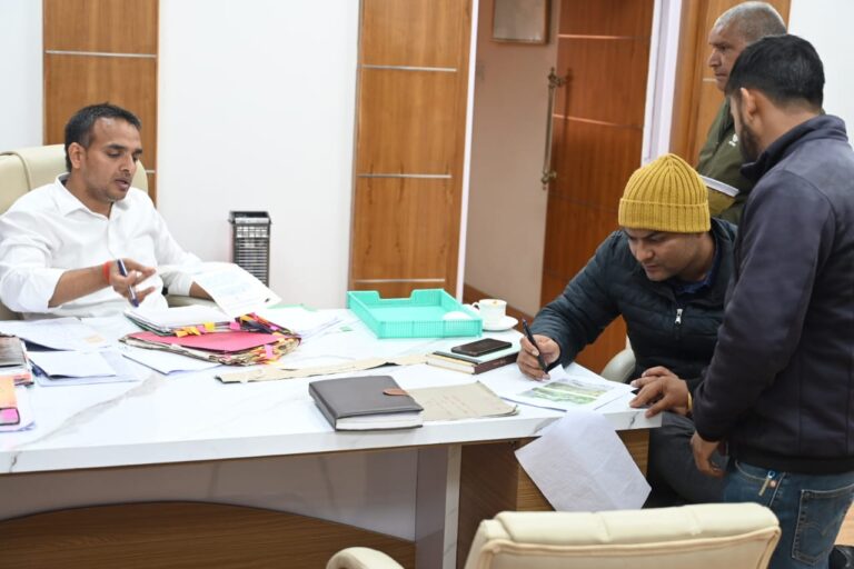 जनता मिलन कार्यक्रम के तहत आज जिलाधिकारी कार्यालय कक्ष में जिलाधिकारी टिहरी गढ़वाल डॉ. सौरभ गहरवार एवं मुख्य विकास अधिकारी मनीष कुमार द्वारा जनता की समस्याएं सुनी गई।