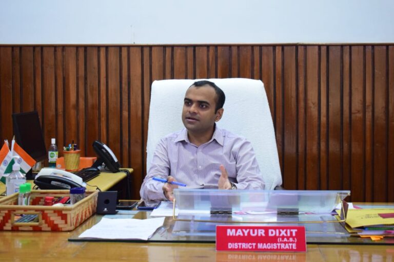 जिलाधिकारी मयूर दीक्षित ने अवगत कराया है कि जनपद के सभी कार्यालयों में ई-ऑफिस कार्य प्रणाली शुरू करने से सरकारी विभागों के कामकाज में पारदर्शिता और दक्षता आएगी साथ ही इससे कार्यालय पेपरलेस भी होंगे।