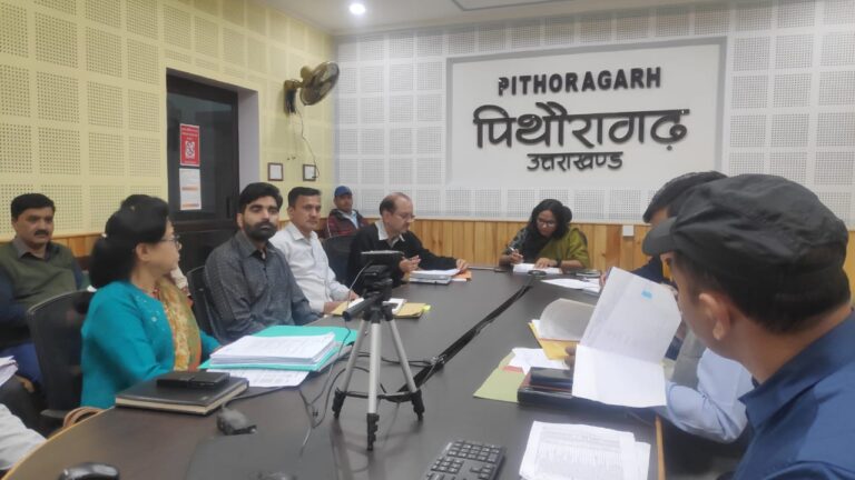 जिलाधिकारी रीना जोशी ने जनपद क्षेत्र के अंतर्गत मुख्यमंत्री घोषणाओं के तहत होने वाले निर्माण व अन्य कार्यों की प्रगति की समीक्षा संबंधित अधिकारियों के साथ की तथा संबंधित अधिकारियों को आवश्यक दिशा- निर्देश दिये।