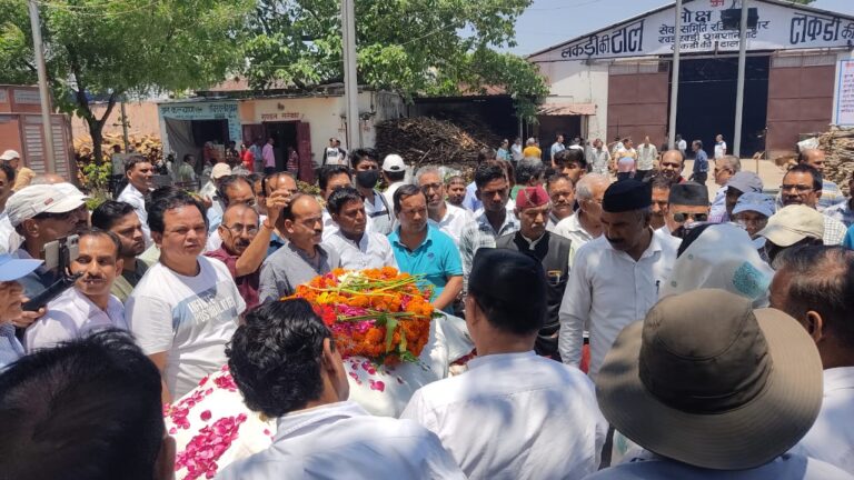 वरिष्ठ राज्य आन्दोलनकारी तथा उत्तराखण्ड महिला आयोग की पूर्व अध्यक्ष श्रीमती सुशीला बलूनी का अन्तिम संस्कार बुधवार को खड़खड़ी शमशान घाट पर ‘‘जब तक सूरज चांद रहेगा, बलूनी तेरा नाम रहेगा‘‘, के बीच किया गया।