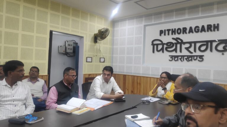 जिलधिकारी रीना जोशी ने जलागम परियोजना के अन्तर्गत जनपद में हुए कार्यों एवं चालू कार्यों की समीक्षा जलागम परियोजना के अधिकारियों के साथ समीक्षा बैठक  की।