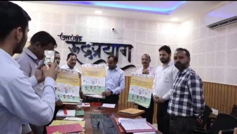 जिलाधिकारी मयूर दीक्षित ने विद्यालयी शिक्षा के अधीन संचालित कार्यक्रमों की समीक्षा करते हुए निर्देश दिए कि स्कूली नौनिहालों की बेहतरी के लिए ग्रास रूट स्तर पर योजनाओं का लाभ हर छात्र को मिलना चाहिए |