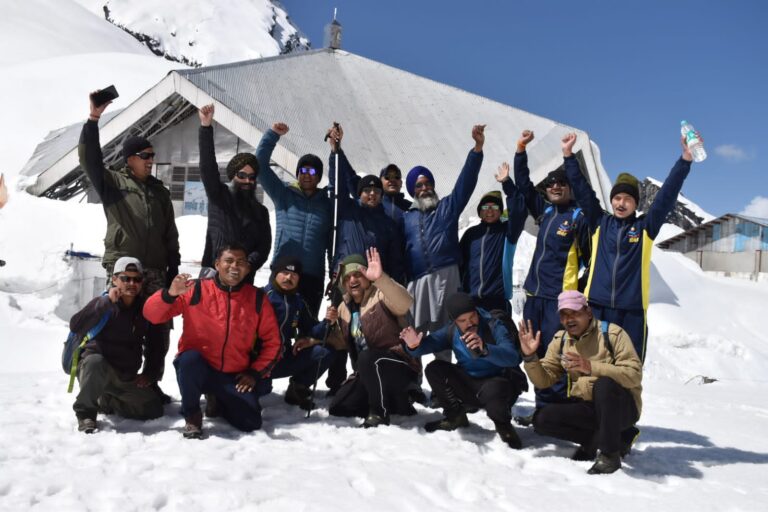 श्री हेमकुण्ट साहिब की यात्रा शुरू होने से पहले जिलाधिकारी हिमांशु खुराना ने गोविन्द घाट गुरूद्वारा से हेमकुण्ड साहिब तक 18 किलोमीटर पैदल यात्रा मार्ग का स्थलीय निरीक्षण कर व्यवस्थाओं का जायजा लिया।
