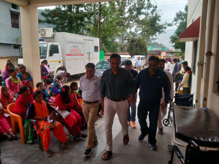 जिलाधिकारी डा. सौरभ गहरवार द्वारा आज जनपद क्षेत्रांतर्गत सामुदायिक स्वास्थ्य केंद्र बेलेश्वर का स्थलीय निरीक्षण किया गया, जिलाधिकारी डा. गहरवार द्वारा इस मौके पर स्वास्थ्य केंद्र में 100 प्रेग्नेंसी अल्ट्रासाउंड किए, गए।