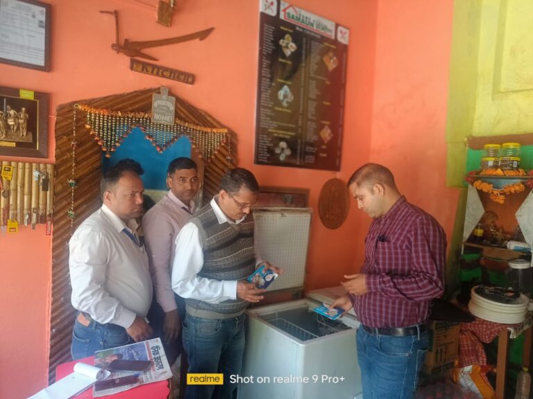 जिलाधिकारी मयूर दीक्षित ने खाद्य सुरक्षा विभाग को श्री केदारनाथ धाम में दर्शन करने आ रहे तीर्थ यात्रियों को खाद्य सामग्री में किसी प्रकार की कोई मिलावट न हो इसके दृष्टिगत निरंतर चैकिंग अभियान चलाते हुए मिलावट करने वालों के विरुद्ध आवश्यक कार्यवाही करने के निर्देश दिए।