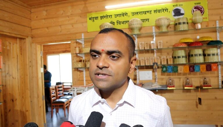 जिलाधिकारी मयूर दीक्षित ने कहा कि आज केदारनाथ धाम में दर्शन करने वालों की संख्या साढ़े चार लाख के पार हो जाएगी तथा केदारनाथ धाम में दर्शन करने वालों की संख्या एक माह में लगभग 5 लाख तक पहुंच जाएगी।