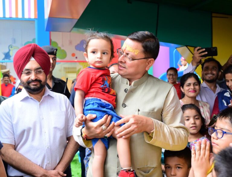 मुख्यमंत्री श्री पुष्कर सिंह धामी ने सचिवालय के कार्मिकों की ड्यूटी के दौरान  उनके बच्चों की देखभाल के उद्देश्य से बनाया गया नवीनीकृत पालना केन्द्र (क्रेच) व स्मार्ट क्लास का शुभारंभ किया।