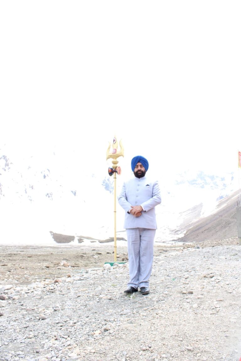 राज्यपाल लेफ्टिनेंट जनरल गुरमीत सिंह (से नि) ने  पिथौरागढ़ भ्रमण के दौरान “आदि कैलाश” व “ओम पर्वत” दर्शन किए।