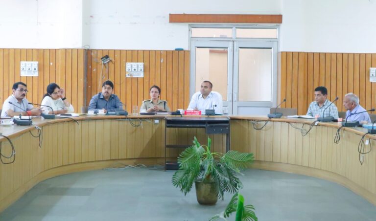 जिलाधिकारी मयूर दीक्षित ने श्री केदारनाथ धाम धाम यात्रा को सुगम एवं सुव्यवस्थित ढंग से संचालित करने के लिए अधिकारियों के साथ बैठक आयोजित कर उपलब्ध कराई जा रही सुविधाओं एवं व्यवस्थाओं की समीक्षा की।