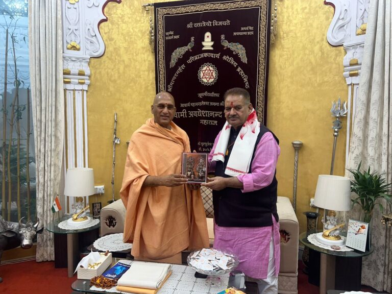 कैबिनेट मंत्री गणेश जोशी ने जूना अखाड़ा के महामंडलेश्वर स्वामी अवधेशानंद गिरि जी महाराज से शिष्टाचार भेंट कर लिया उनका आशीर्वाद लिया |