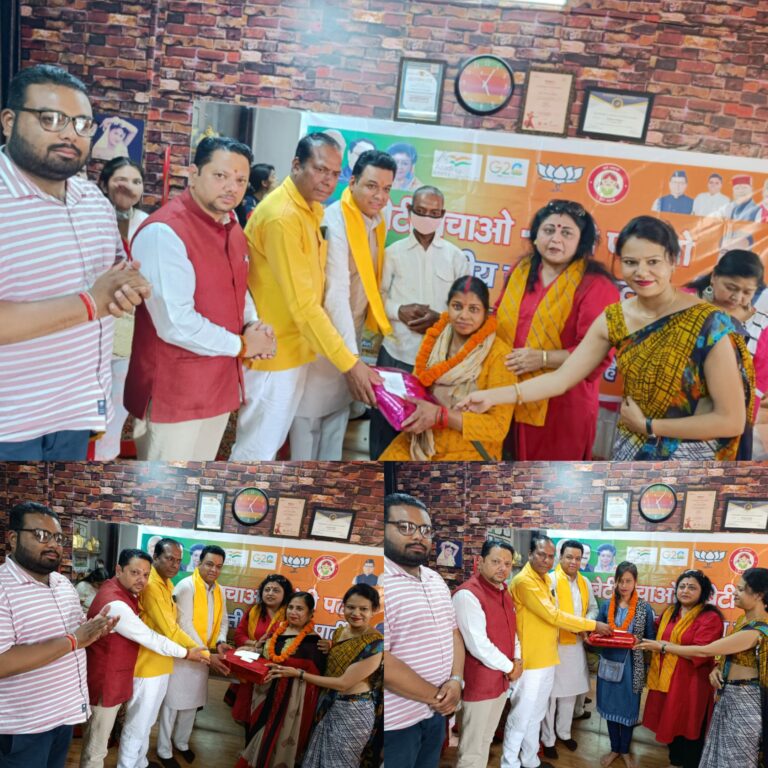 भारतीय जनता पार्टी अंबेडकर नगर मंडल बेटी बचाओ बेटी पढ़ाओ प्रकोष्ठ द्वारा मातृत्व दिवस के अवसर पर अपने अपने क्षेत्र में अतुलनीय योगदान देने वाली महिलाओं को माला पहनाकर व उपहार देकर सम्मानित किया गया।