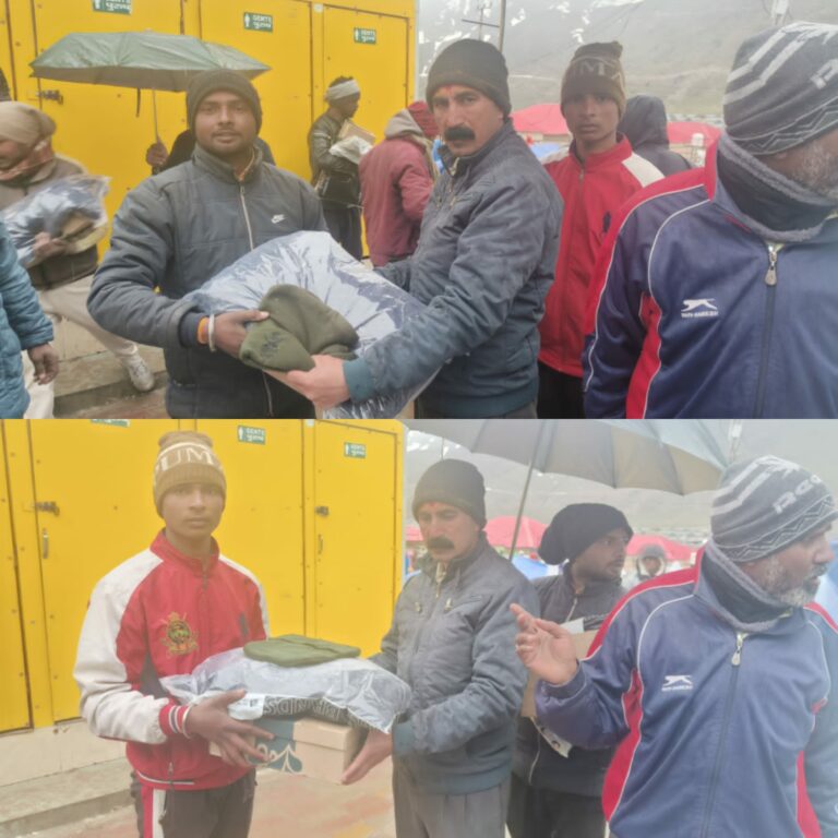 जिला अधिकारी मयूर दीक्षित के निर्देशन में श्री केदारनाथ धाम में विषम कठिन परिस्थितियों में साफ-सफाई व स्वच्छता का निरंतर विशेष ध्यान रख रहे पर्यावरण मित्रो को गर्म जैकेट, टोपी एवं जूते उपलब्ध कराये गये।