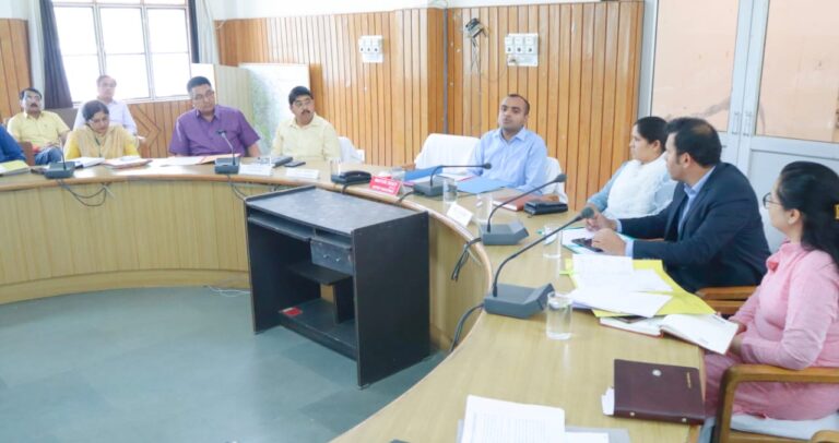 जिलाधिकारी मयूर दीक्षित ने मानसून सत्र से निपटने के लिए अधिकारियों को अभी से तैयार रहने के निर्देश दिए।