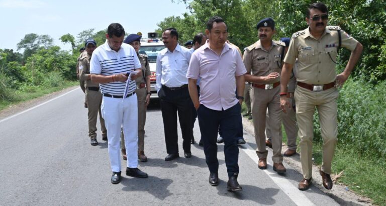 जिलाधिकारी श्री धीराज सिंह गर्ब्याल एवं वरिष्ठ पुलिस अधीक्षक श्री अजय सिंह ने शुक्रवार को आगामी 04 जुलाई से प्रारम्भ होने वाले कांवड़ मेला-2023 की तैयारियों के सम्बन्ध में निरीक्षण किया।