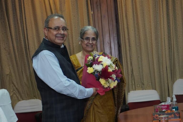 समान नागरिक संहिता (यूसीसी) की अध्यक्ष न्यायाधीश (सेवानिवृत्त) श्रीमती रंजना प्रकाश देसाई ने शुक्रवार को विधि आयोग के अध्यक्ष न्यायाधीश (सेवानिवृत्त) श्री ऋतुराज अवस्थी से  शिष्टाचार भेंट की |