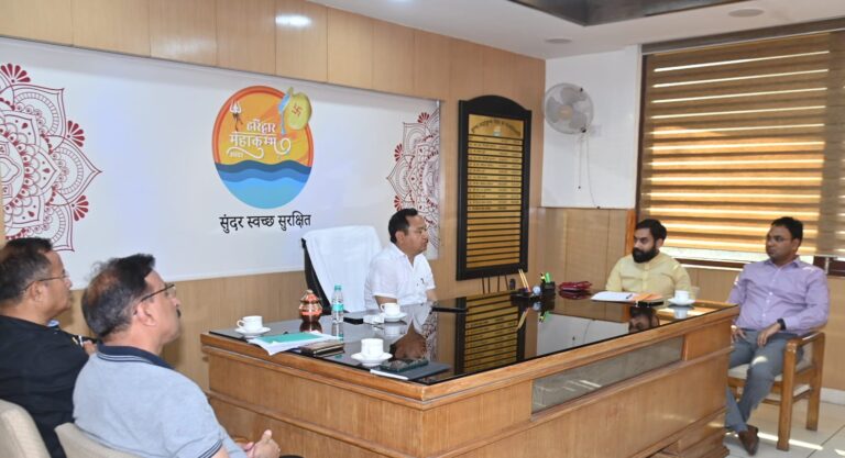 जिलाधिकारी श्री धीराज सिंह गर्ब्याल की अध्यक्षता में शनिवार को मेला नियंत्रण भवन(सीसीआर) में हरकीपैड़ी क्षेत्र के सौन्दर्यीकरण के सम्बन्ध में एक बैठक आयोजित हुई।