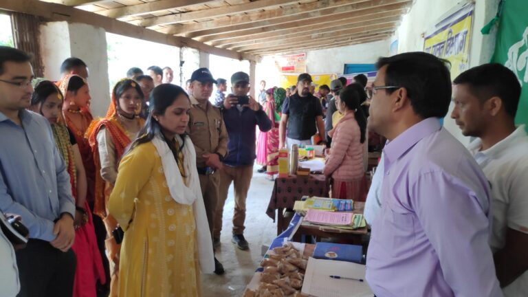 जिलाधिकारी रीना जोशी की अध्यक्षता में जनपद के विकासखंड मुनस्यारी के अंतर्गत समकोट स्थित राजकीय इंटर कॉलेज प्रांगण में बहुउद्देशीय शिविर का आयोजन हुआ |