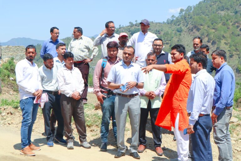 “सरकार जनता के द्वार” कार्यक्रम के तहत आज जिलाधिकारी मयूर दीक्षित ने विकास खंड अगस्त्यमुनि के अंतर्गत आने वाले फलासी गांव का भ्रमण किया।