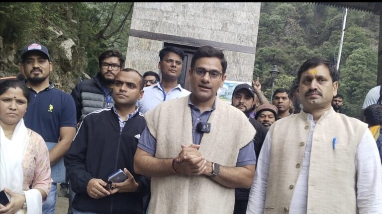 प्रदेश के मा.पशुपालन, दुग्ध विकास एवं सेवायोजन मंत्री/जनपद प्रभारी मंत्री श्री सौरभ बहुगुणा ने जिलाधिकारी मयूर दीक्षित एवं पुलिस अधीक्षक डाॅ. विशाखा अशोक भदाणे एवं संबंधित अधिकारियों के साथ गौरीकुंड से छौड़ी तक पैदल निरीक्षण कर यात्रा मार्ग में व्यवस्थाओं का जायजा लिया |