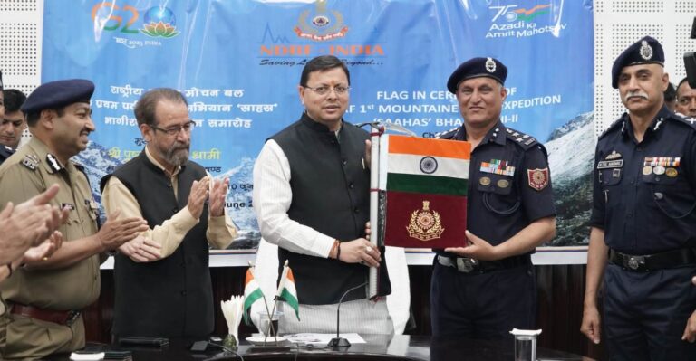 मुख्यमंत्री श्री पुष्कर सिंह धामी ने भागीरथी-2 चोटी का पर्वतारोहण कर लौटे एन.डी.आर.एफ के जवानों का स्वागत किया।