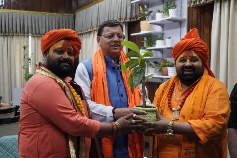 मुख्यमंत्री श्री पुष्कर सिंह धामी से अयोध्या से आये दशरथ गद्दी के पीठाधीश्वर महन्त बृजमोहन दास जी महाराज ने भेंट की।