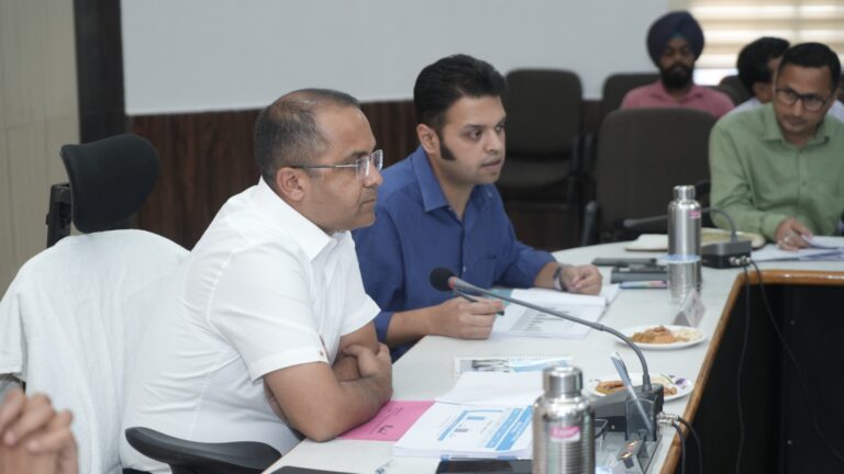 सचिव कार्मिक एवं सतर्कता, उच्च शिक्षा, सूचना प्रौद्योगिकी, मंत्री परिषद, सूचना श्री शैलेष बगौली ने सोमवार को विकास भवन सभागार में आयोजित समीक्षा बैठक में अधिकारियों को आवश्यक दिशा निर्देश दिये |