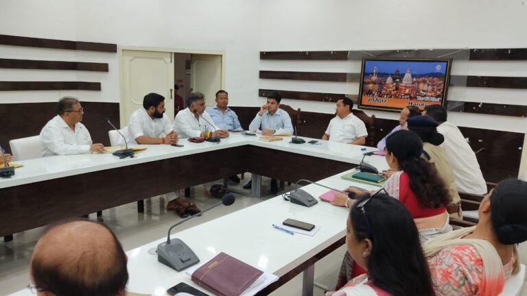 जिलाधिकारी श्री धीराज सिंह गर्ब्याल की अध्यक्षता में सोमवार को कलक्ट्रेट सभागार में ’’हर घर आंगन योग’’ थीम पर दिनांक 21 जून,2023 को अन्तर्राष्ट्रीय योग दिवस मनाये जाने के सम्बन्ध में एक बैठक आयोजित हुई।