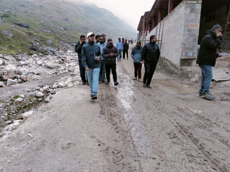 श्री केदारनाथ धाम में चल रहे पुनर्निर्माण एवं निर्माण कार्यों सहित केदारनाथ धाम में दर्शन करने आ रहे तीर्थ यात्रियों को सभी आवश्यक सुविधाएं उपलब्ध हो इसके लिए जिलाधिकारी मयूर दीक्षित ने संबंधित अधिकारियों के साथ व्यवस्थाओं एवं निर्माण कार्यों का स्थलीय निरीक्षण कर जायजा लिया।