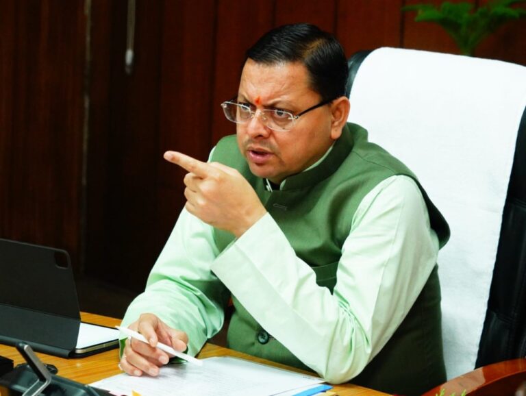 विभागों की समीक्षा के दौरान मुख्यमंत्री श्री धामी ने अधिकारियों को चेताया कि धरातल पर योजनाओं के क्रियान्वयन को मात्र औपचारिकता न समझे |