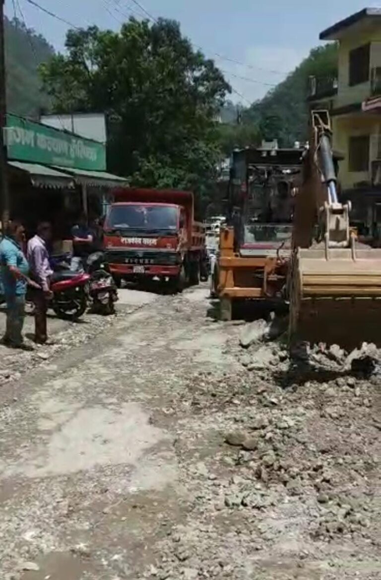 जिलाधिकारी मयूर दीक्षित के निर्देशन में तूना-बौंठा मोटर मार्ग पर किए गए अतिक्रमण पर लोनिवि, राजस्व व पुलिस बल के संयुक्त तत्वाधान में बड़ी कार्यवाही करते हुए किए गए अतिक्रमण को हटाया गया।
