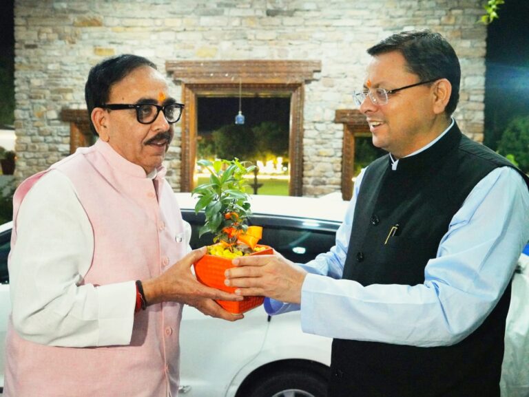 मुख्यमंत्री श्री पुष्कर सिंह धामी से केंद्रीय भारी उद्योग मंत्री डॉ महेंद्र नाथ पाण्डेय ने मुलाक़ात की |