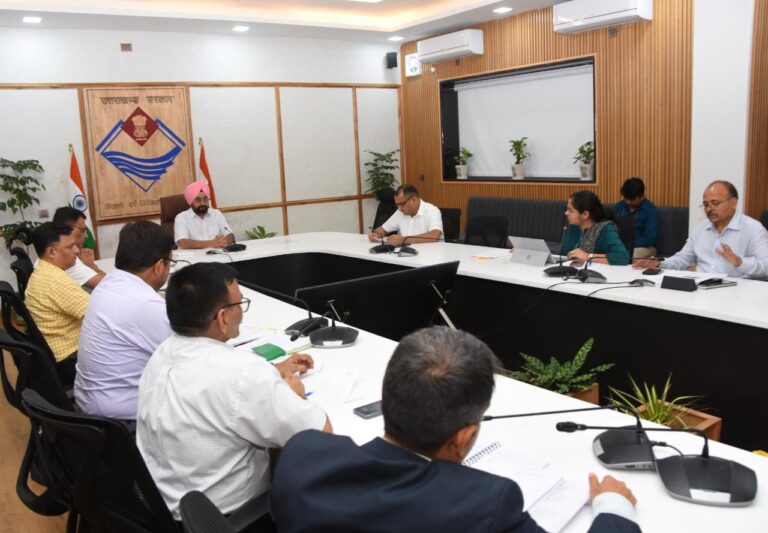 मुख्य सचिव डॉ. एस.एस. संधु ने कहा कि जिलाधिकारी वाईब्रेंट विलेज में जाकर देखें कि उन गांवों में किन-किन सेवाओं की सख्त आवश्यकता है।