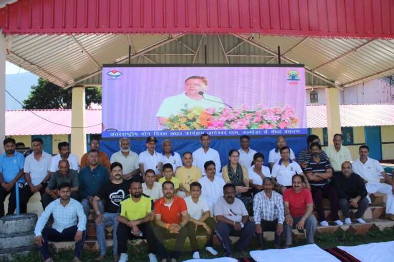 गंगोत्री, यमुनोत्री धाम समेत जिले भर में अफसरों से लेकर आमजन ने किया योग,फिट रहने का दिया संदेश।