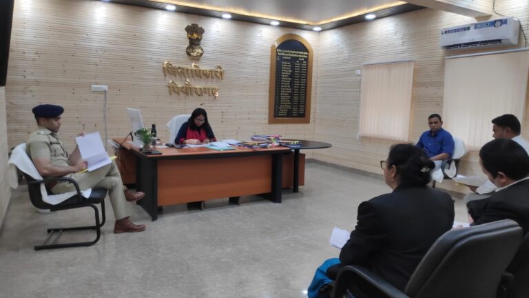 शौर्य दिवस मनाये जाने की तैयारियों को लेकर जिलाधिकारी रीना जोशी की अध्यक्षता में कलेक्ट्रेट स्थित जिलाधिकारी कार्यालय कक्ष में एक आवश्यक बैठक हुई।