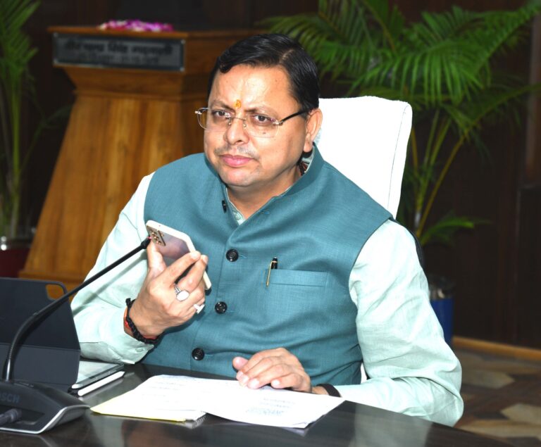 मुख्यमंत्री श्री पुष्कर सिंह धामी ने निर्देश दिये कि जिलाधिकारी सीएम हेल्पलाइन की माह में दो बार समीक्षा करें।