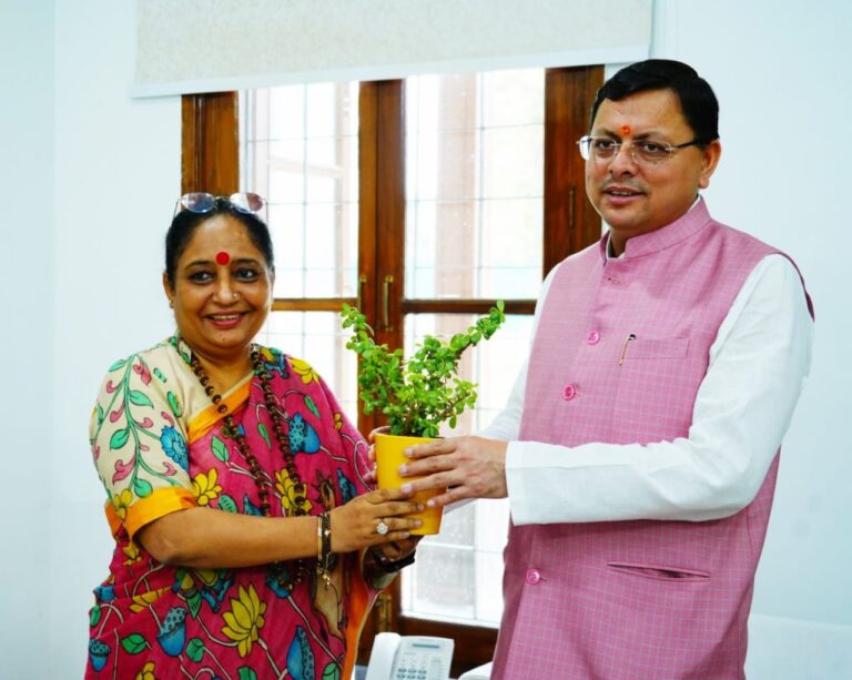 मुख्यमंत्री श्री पुष्कर सिंह धामी से विधानसभा अध्यक्ष श्रीमती ऋतु खंडूरी भूषण ने शिष्टाचार भेंट की।