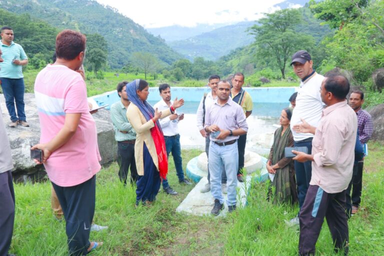 जिलाधिकारी मयूर दीक्षित ने आज विकासखंड अगस्त्यमुनि के अंतर्गत आने वाले विभिन्न राजस्व ग्रामों का भ्रमण करते हुए ग्रामीणों की समस्याओं को सुना तथा विभिन्न अमृत सरोवरों का निरीक्षण किया।