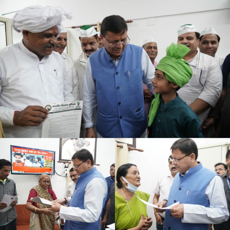 मुख्यमंत्री श्री पुष्कर सिंह धामी ने सोमवार को मुख्यमंत्री कैम्प कार्यालय स्थित स्वागत कक्ष में लोगों की समस्याओं को सुना।