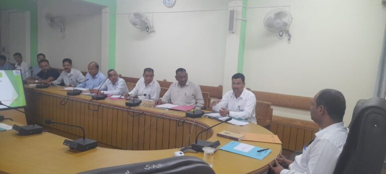 “मुख्य विकास अधिकारी टिहरी मनीष कुमार ने शनिवार को देर सांय मुख्यमंत्री उदीयमान खिलाड़ी उन्नयन छात्रवृति योजना की संबंधित अधिकारियों के साथ की बैठक।”