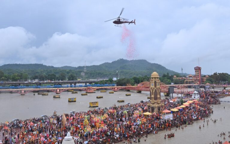उत्तराखंड सरकार द्वारा हरकीपैड़ी पर श्रद्धालु कावंड़ियों पर हेलीकाप्टर से पुष्पवर्षा की ।