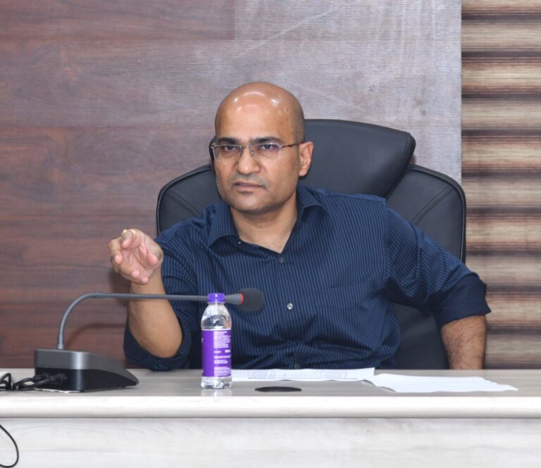 सचिव आपदा प्रबंधन डॉ रंजीत कुमार सिन्हा के निर्देश पर राज्य आपातकालीन परिचालन केंद्र की ओर से जिलाधिकारी हरिद्वार को वर्षा के कारण जनपद की नदियों के जल स्तर में हो रही वृद्धि की संभावना को देखते हुए सावधानी बरतने के सम्बन्ध में निर्देश जारी किए गए हैं |