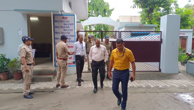 जिलाधिकारी उदयराज सिंह ने जनपद में भर्ती परीक्षा को स्वतंत्र, निष्पक्ष, पारदर्शिता एवम नकलविहीन कराने हेतु जनपद में संचालित सभी छोटे–बड़े कोचिंग संस्थानों पर विभिन्न माध्यमों से पैनी नज़र रखी जा रही थी |